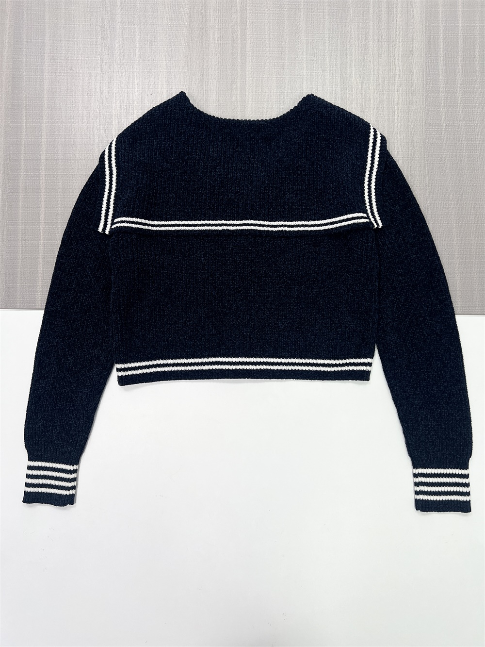 Женский укороченный вязаный кардиган с темно-синим матросским воротником и контрастными полосками