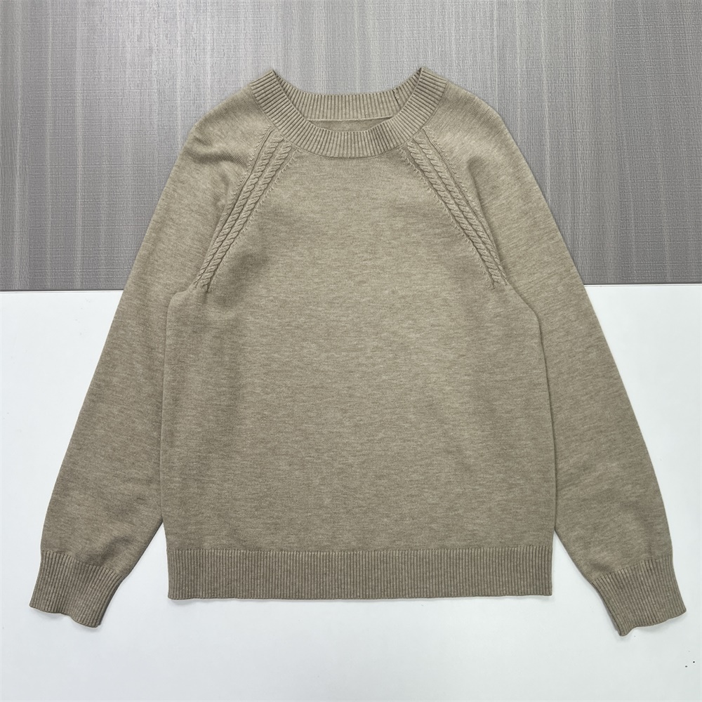 Женский бежевый вязаный свитер с круглым вырезом горловины (шлевки на плечах, приталенный дизайн)