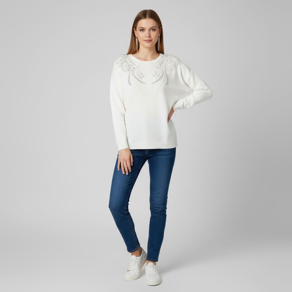 Женский белый вязаный свитер с элегантными украшениями на плечах и груди