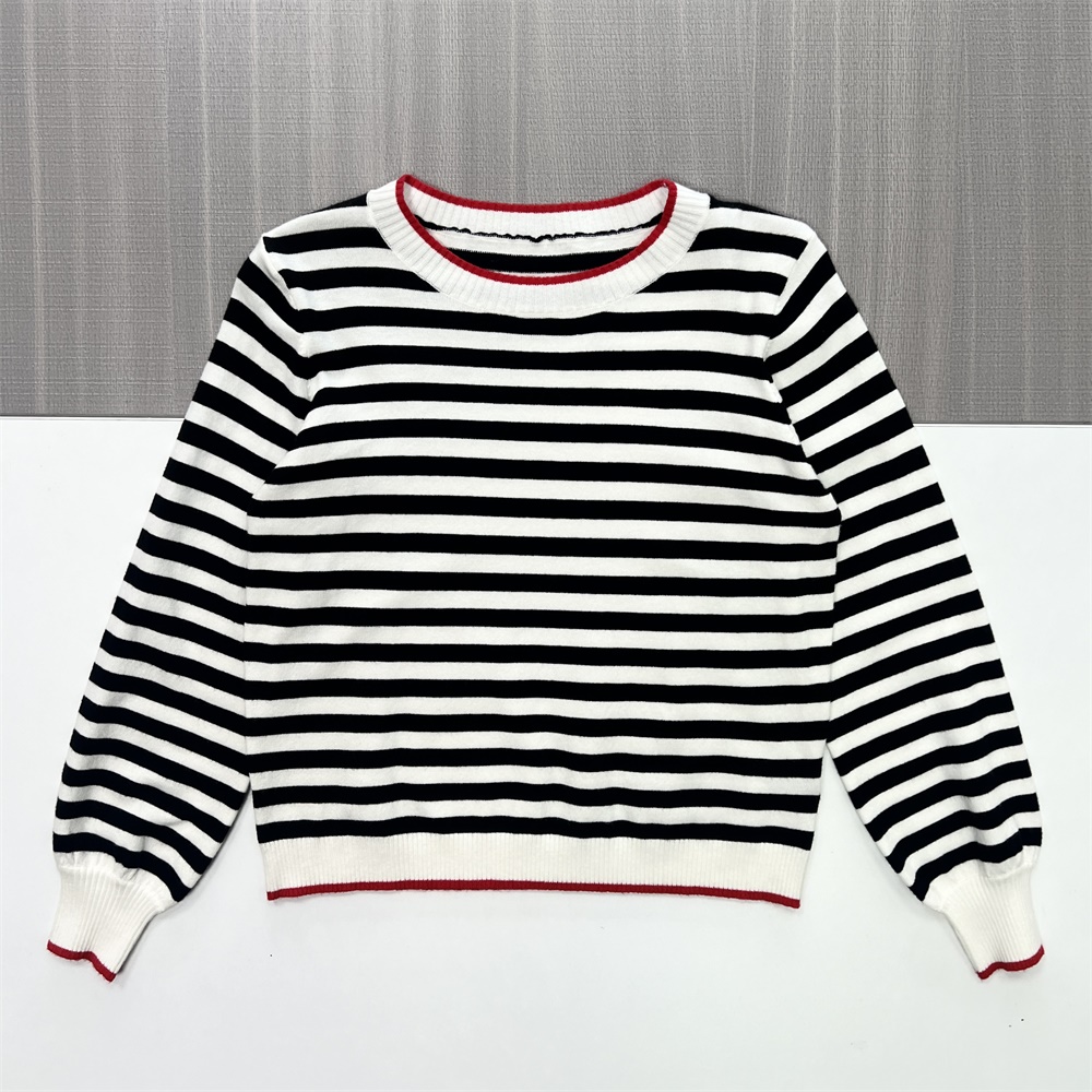 Женский вязаный свитер в черно-белую полоску (круглый вырез, контрастная красная отделка)