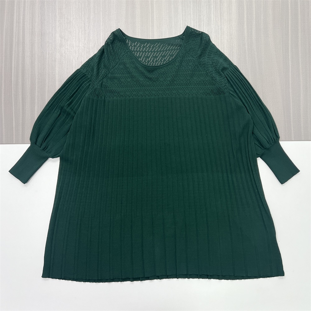 Женская вязаная туника цвета лесного ореха (Оверсайз, плиссированные рукава и ажурные детали)