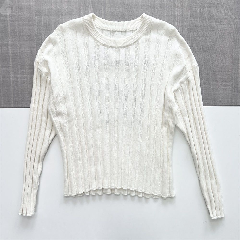 Женский белый укороченный свитер из трикотажа в рубчик (круглый вырез горловины, приталенный длинный рукав)