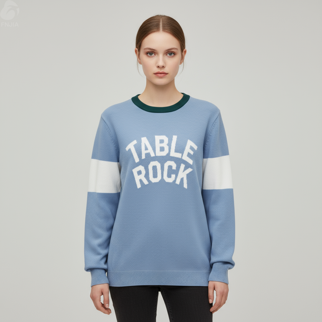 Женский светло-голубой свитер университетской вязки с графическим рисунком (круглый вырез горловины, рукава в контрастную полоску)