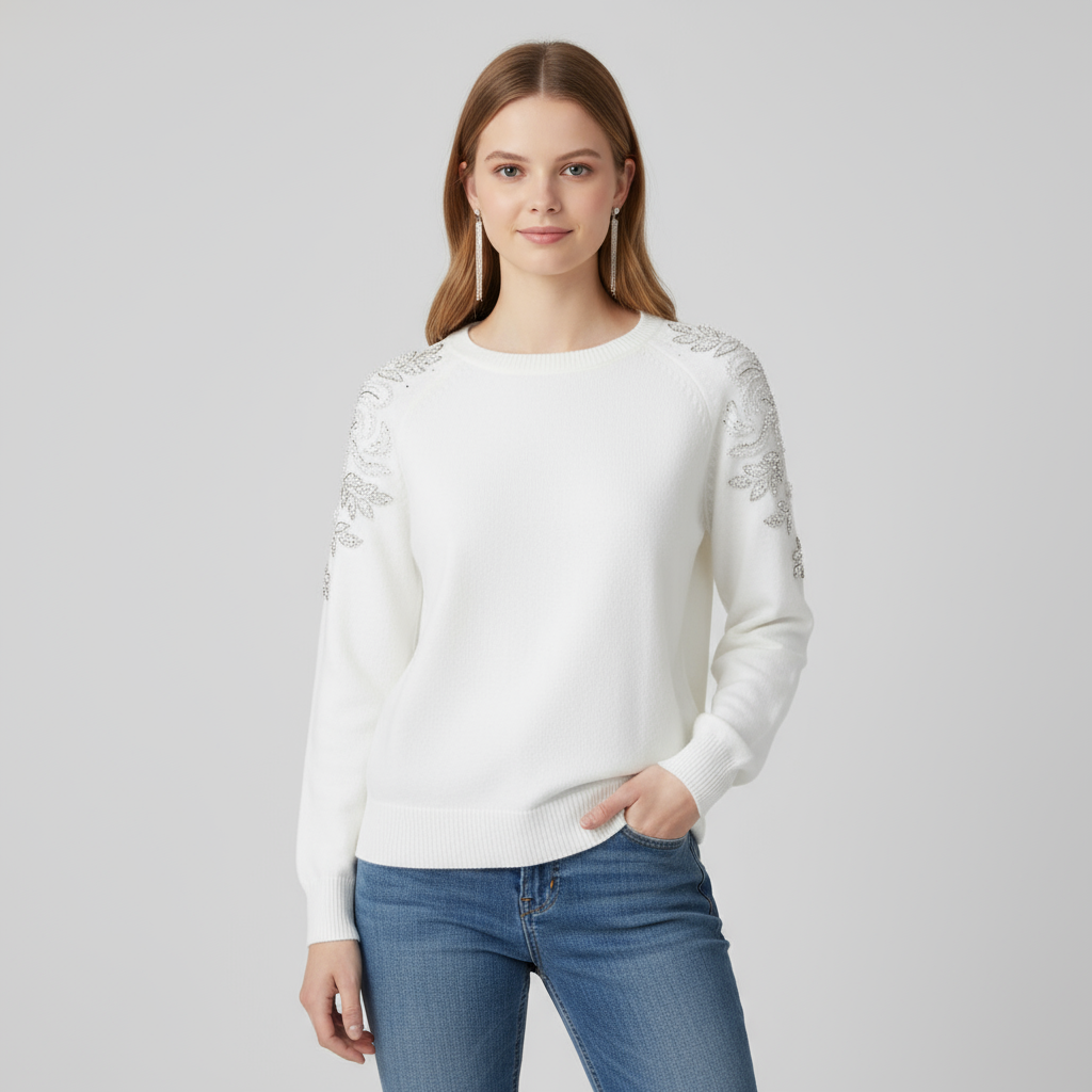 Женский белый вязаный свитер с блестящей вышивкой на плече