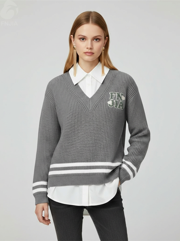 Женский серый многослойный свитер-рубашка из трикотажа в рубчик с воротником-стойкой и фирменной вышивкой