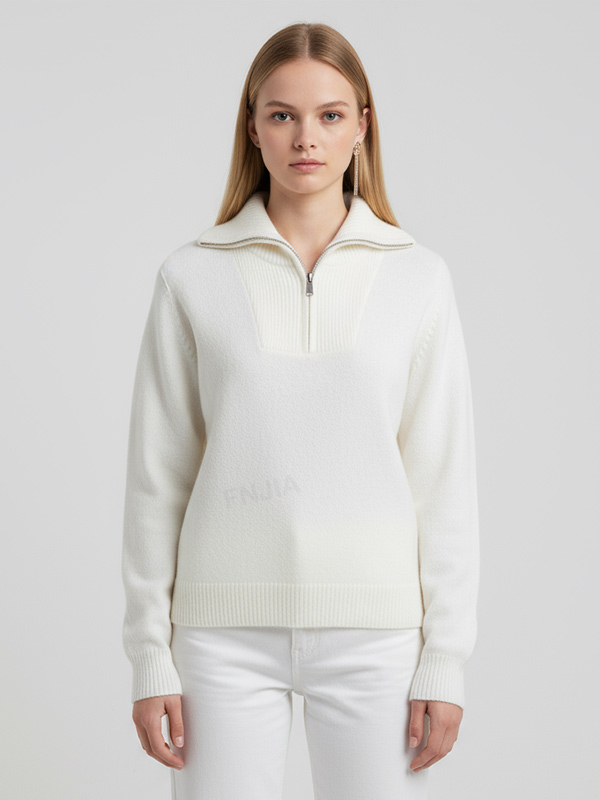 Женский свитер поло из трикотажа в рубчик цвета слоновой кости с воротником-стойкой на молнии
