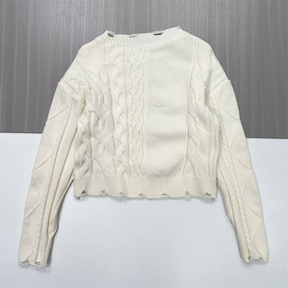 Женский свитер крупной вязки цвета слоновой кости (Оверсайз, низ с потертой бахромой)