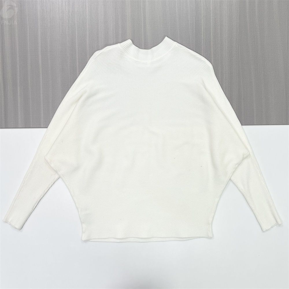 Женский белый свитер-пончо из трикотажа в рубчик (имитация шеи, объемный крой "летучая мышь")