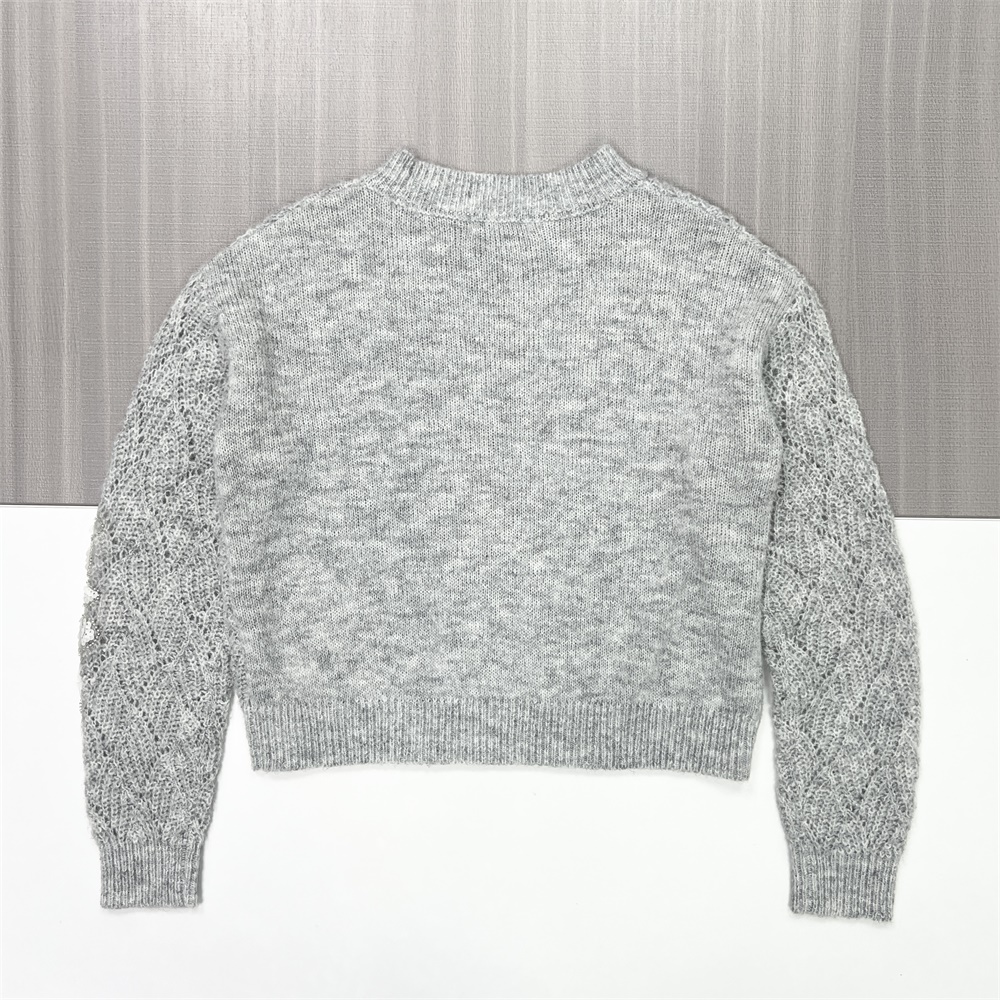 Женский серый свитер ажурной вязки с цветочным орнаментом