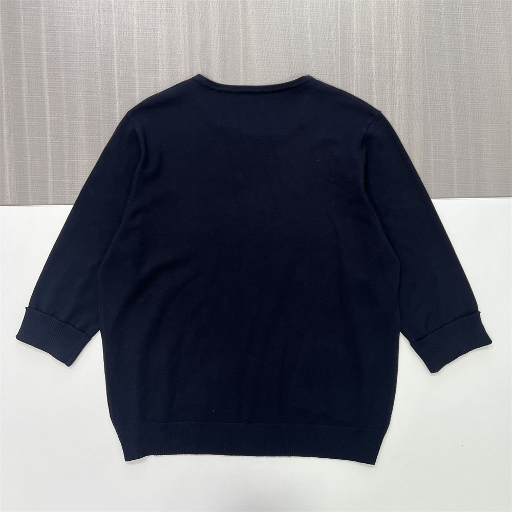 Женский вязаный свитер темно-синего цвета, украшенный блестками (круглый вырез, рукав 3/4 и накладные карманы)