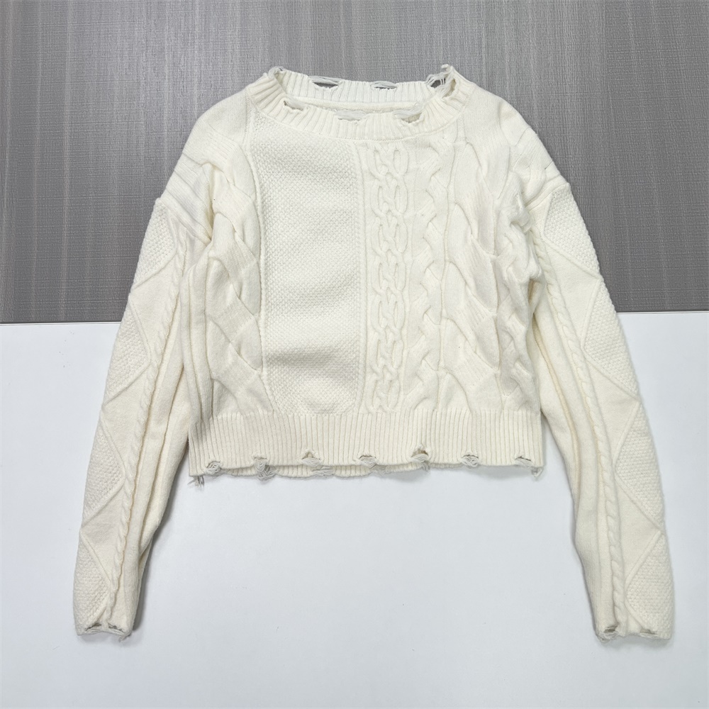 Женский свитер крупной вязки цвета слоновой кости (Оверсайз, низ с потертой бахромой)