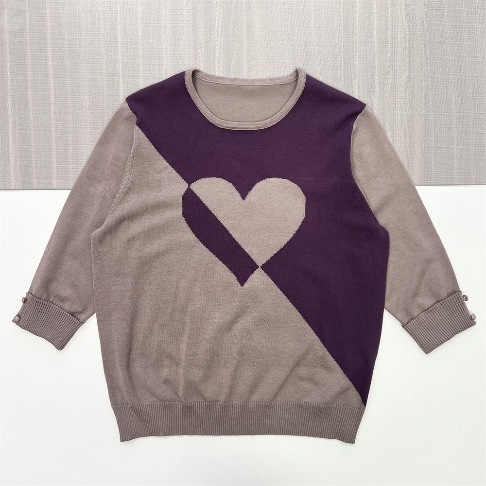 Женский вязаный свитер серо-коричневого и сливового цветов с сердечками (круглый вырез горловины, рукав 3/4 с манжетой на пуговицах)