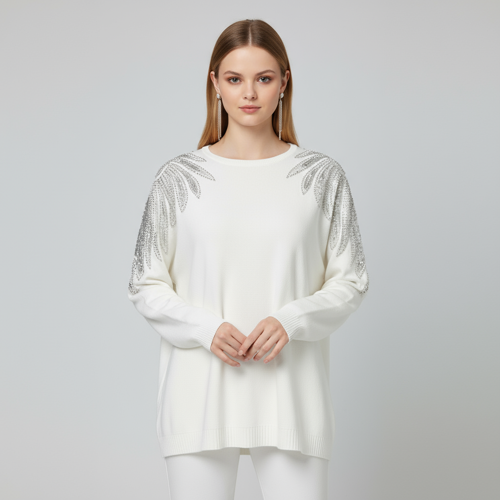 Женский белый вязаный свитер с блестящими украшениями в виде пальмовых листьев на плечах