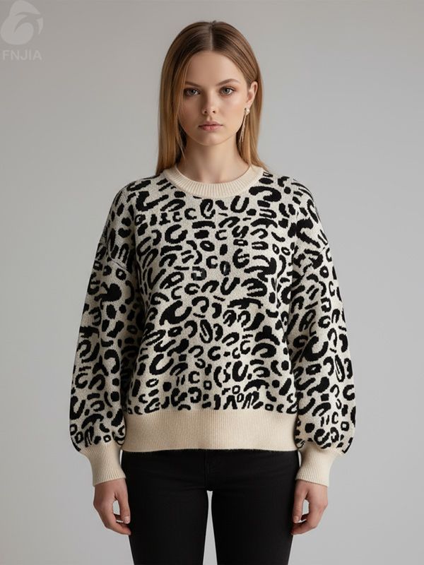 Женский вязаный свитер кремового и черного цветов с леопардовым принтом (круглый вырез горловины, объемные пышные рукава)