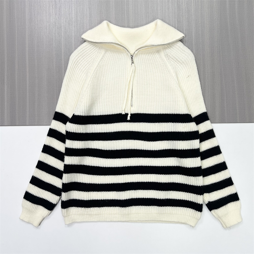 Женский свитер поло из трикотажа в рубчик в полоску цвета слоновой кости и черного цвета с воротником-стойкой на молнии