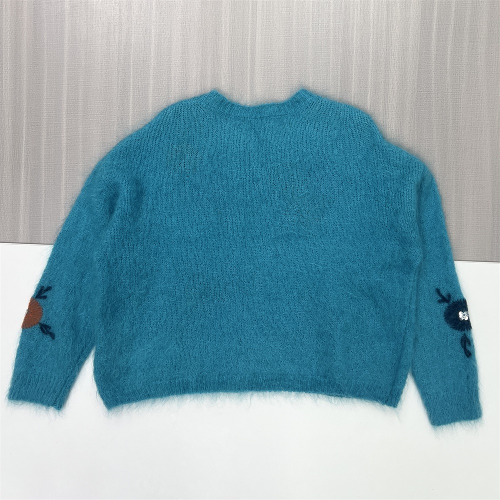 Женский вязаный свитер бирюзового цвета с яркой цветочной вышивкой