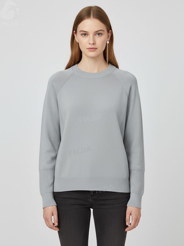 Женский светло-серый свитер трикотажной вязки в рубчик (круглый вырез горловины, объемный рукав реглан)