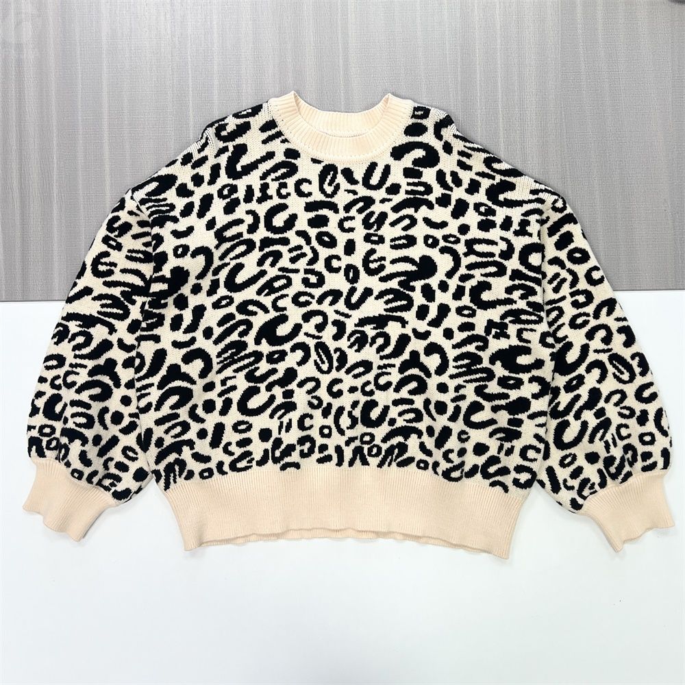 Женский вязаный свитер кремового и черного цветов с леопардовым принтом (круглый вырез горловины, объемные пышные рукава)