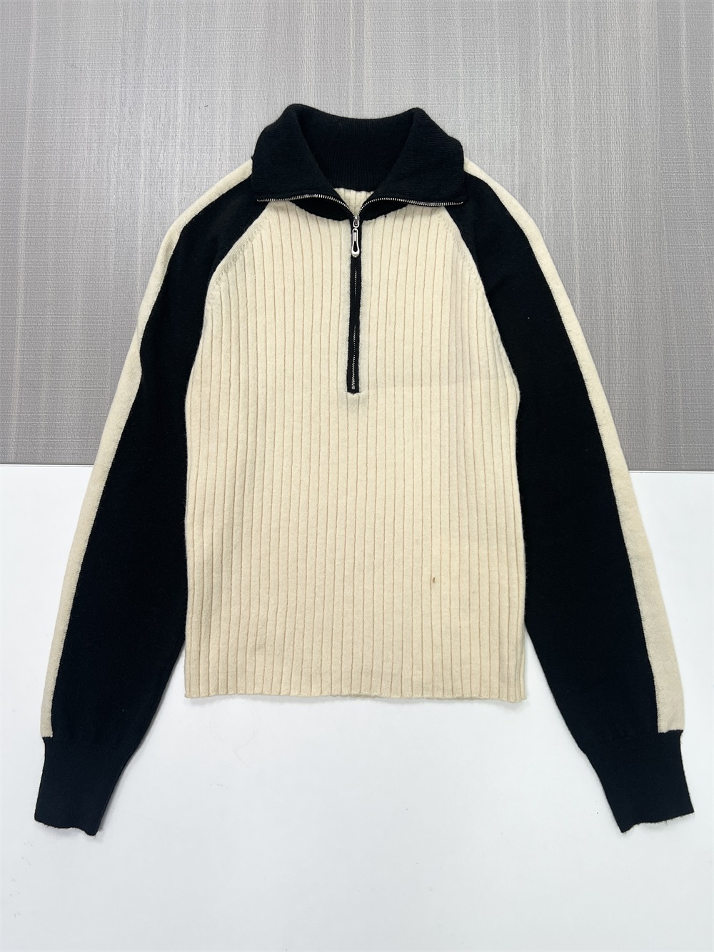 Женский бежево-черный контрастный свитер поло из трикотажа в рубчик с воротником-стойкой на молнии