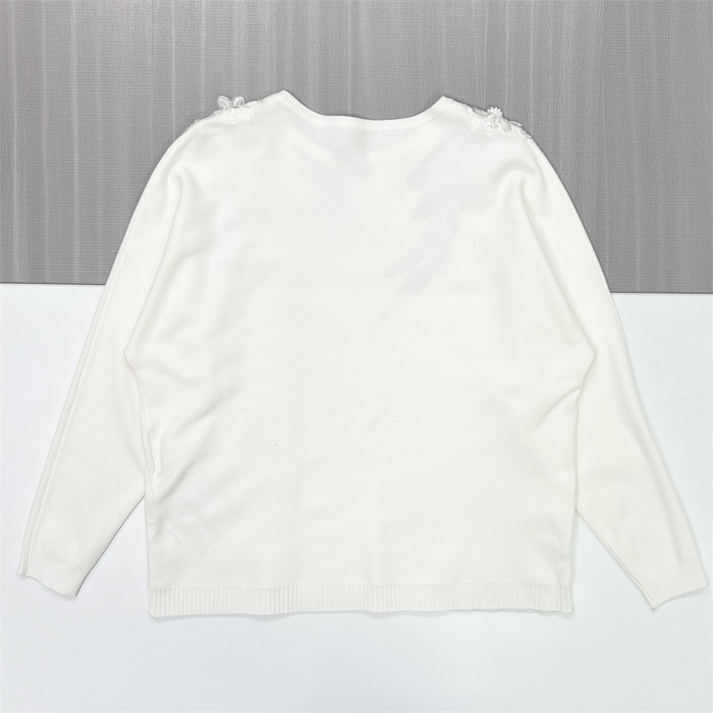 Женский белый вязаный свитер с элегантными украшениями на плечах и груди