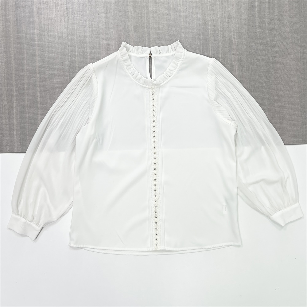 Женская белая блузка с оборками и имитацией шеи, плиссированными рукавами и заклепками