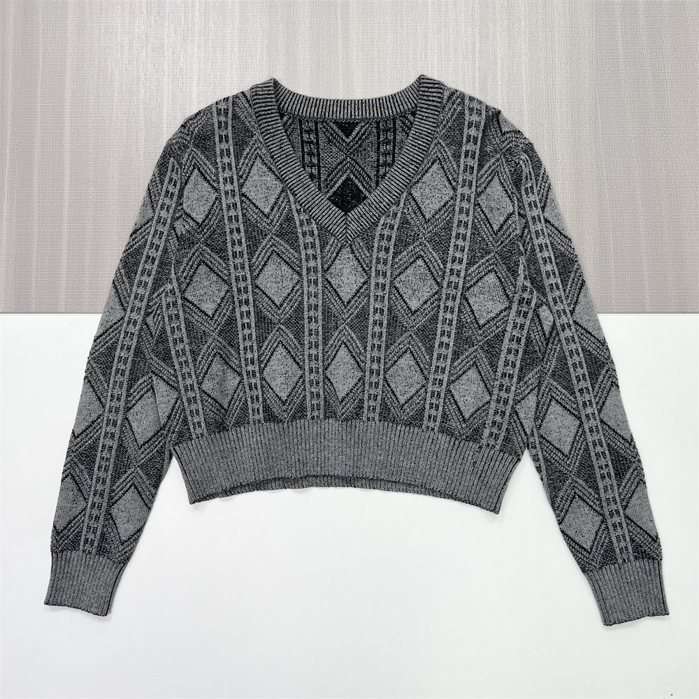 Женский укороченный вязаный свитер с V-образным вырезом и серо-черными ромбами