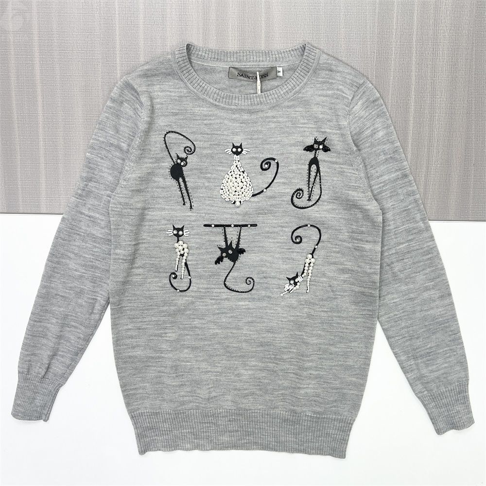 Женский вязаный свитер с изображением серого кота Вереска (круглый вырез, игривый узор из бисера)