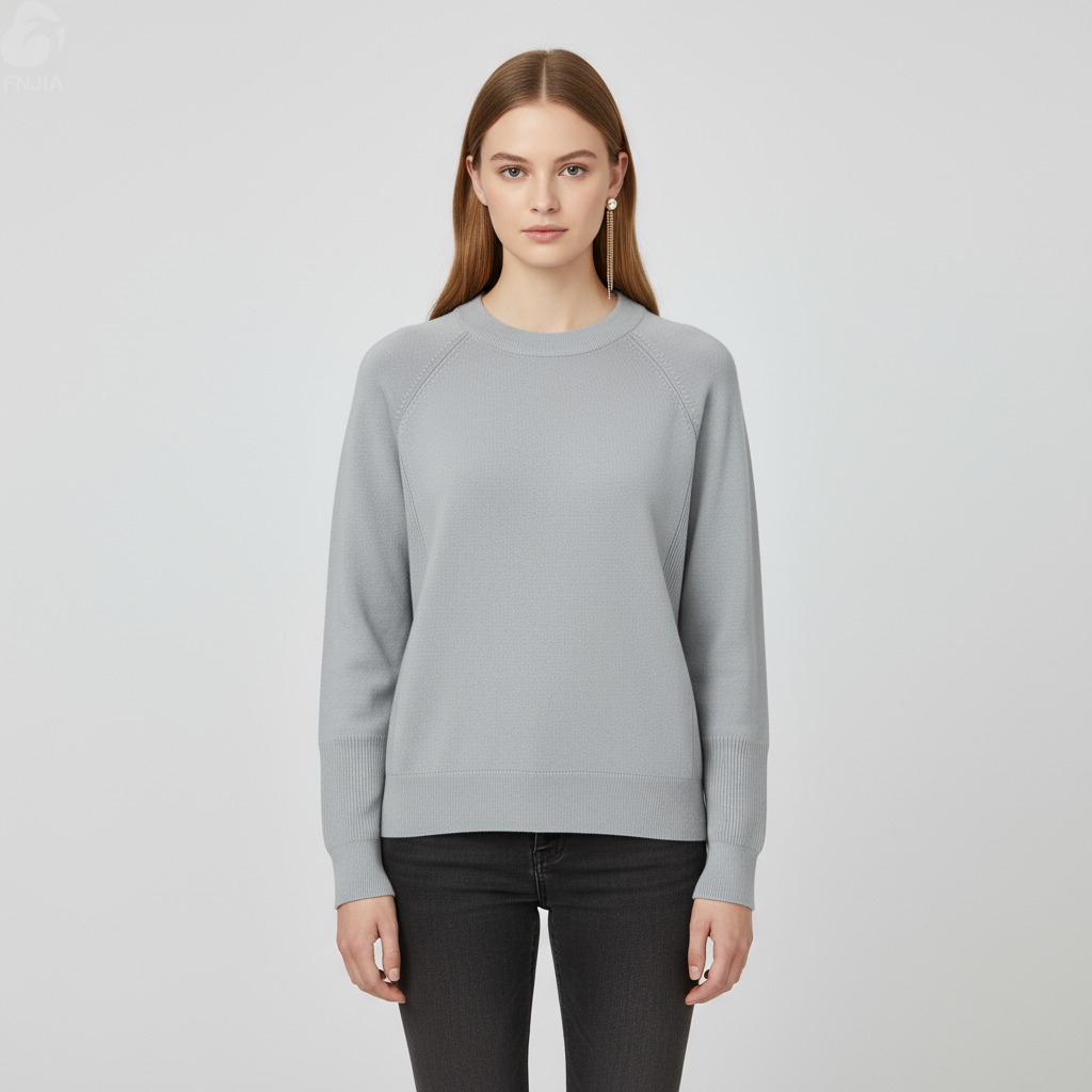 Женский светло-серый свитер трикотажной вязки в рубчик (круглый вырез горловины, объемный рукав реглан)