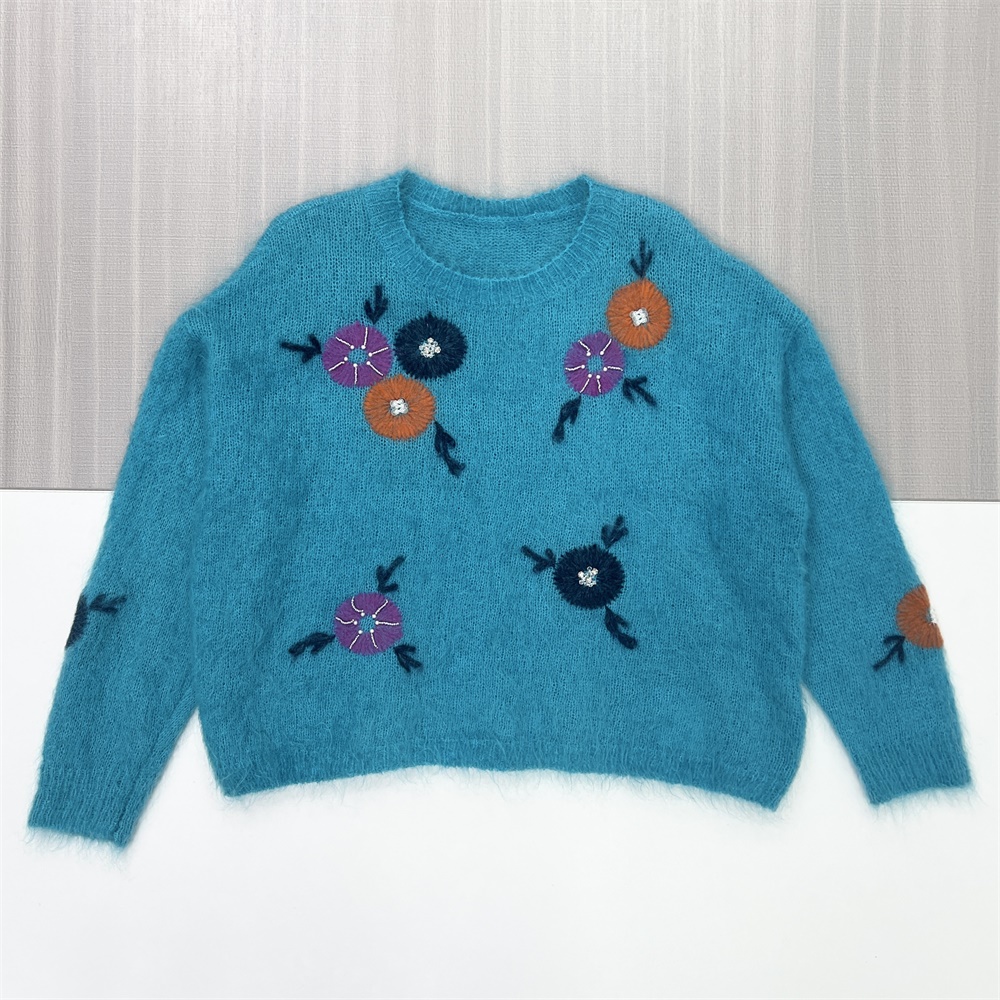 Женский вязаный свитер бирюзового цвета с яркой цветочной вышивкой