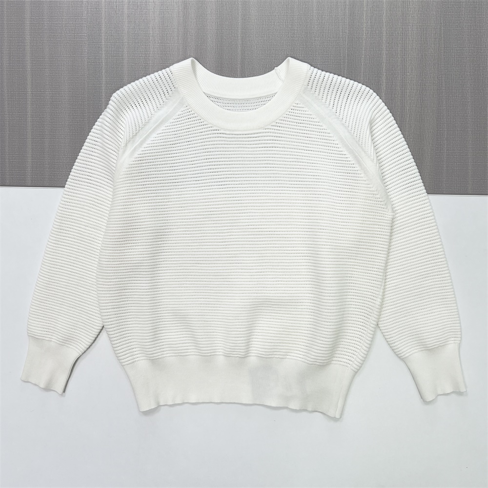 Женский белый свитер ажурной вязки с круглым вырезом горловины (текстурированный сетчатый узор)