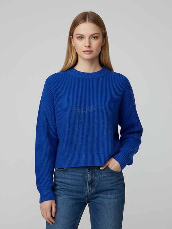 Женский укороченный свитер из трикотажа в рубчик королевского синего цвета (круглый вырез горловины, объемные рукава-лодочки)