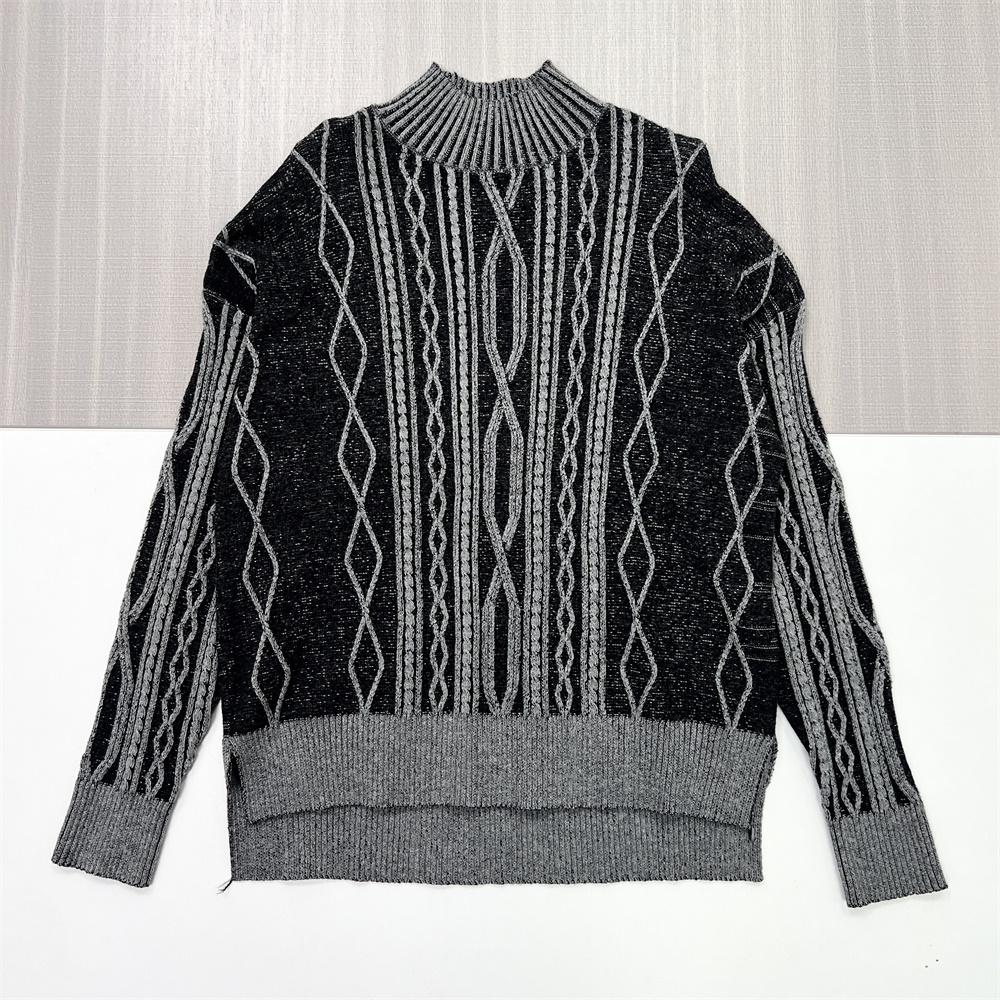 Женский черно-серый свитер-водолазка из плотной вязки с высоким воротом (геометрический узор)