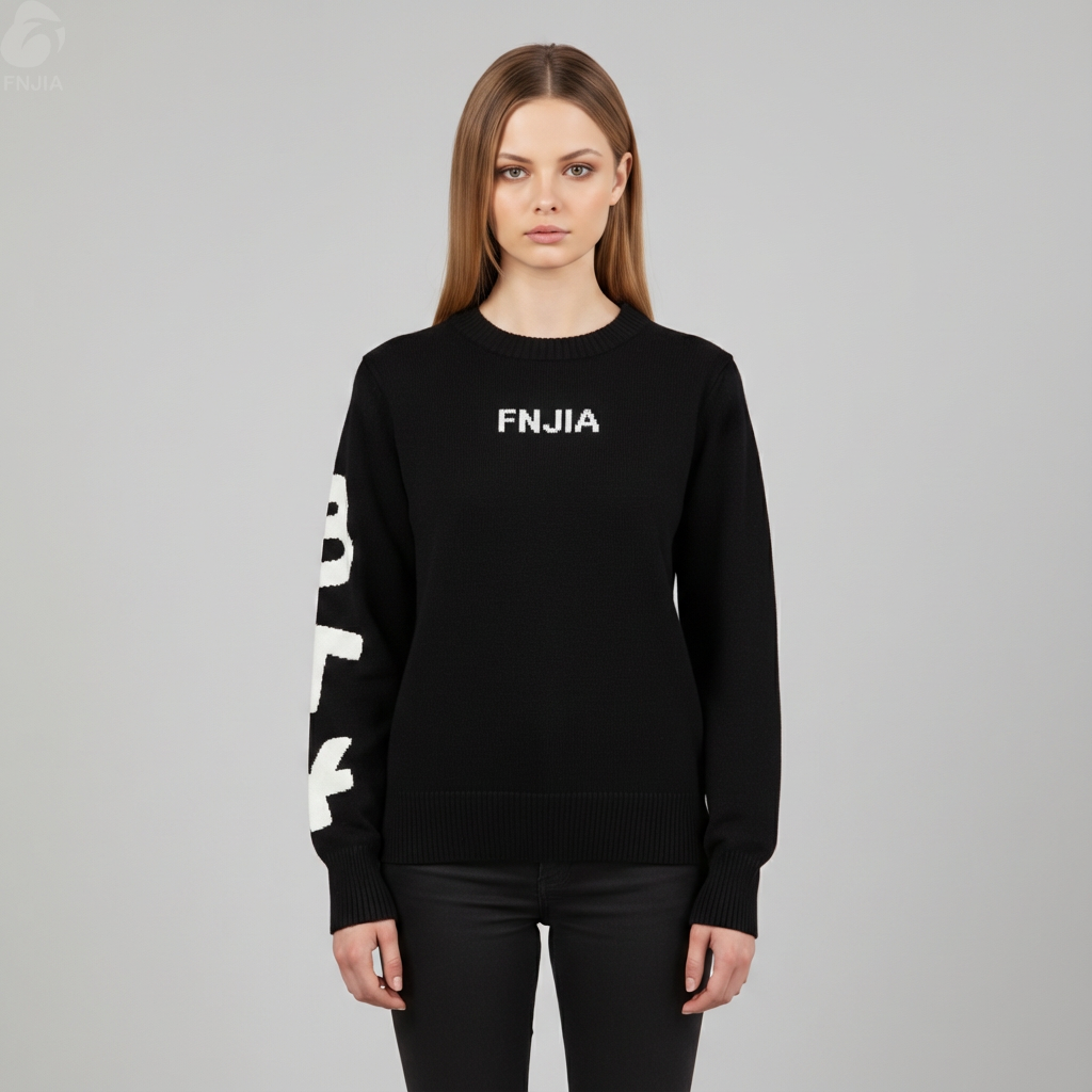 Женский черный вязаный свитер с графическим рисунком (круглый вырез горловины, яркие белые надписи)
