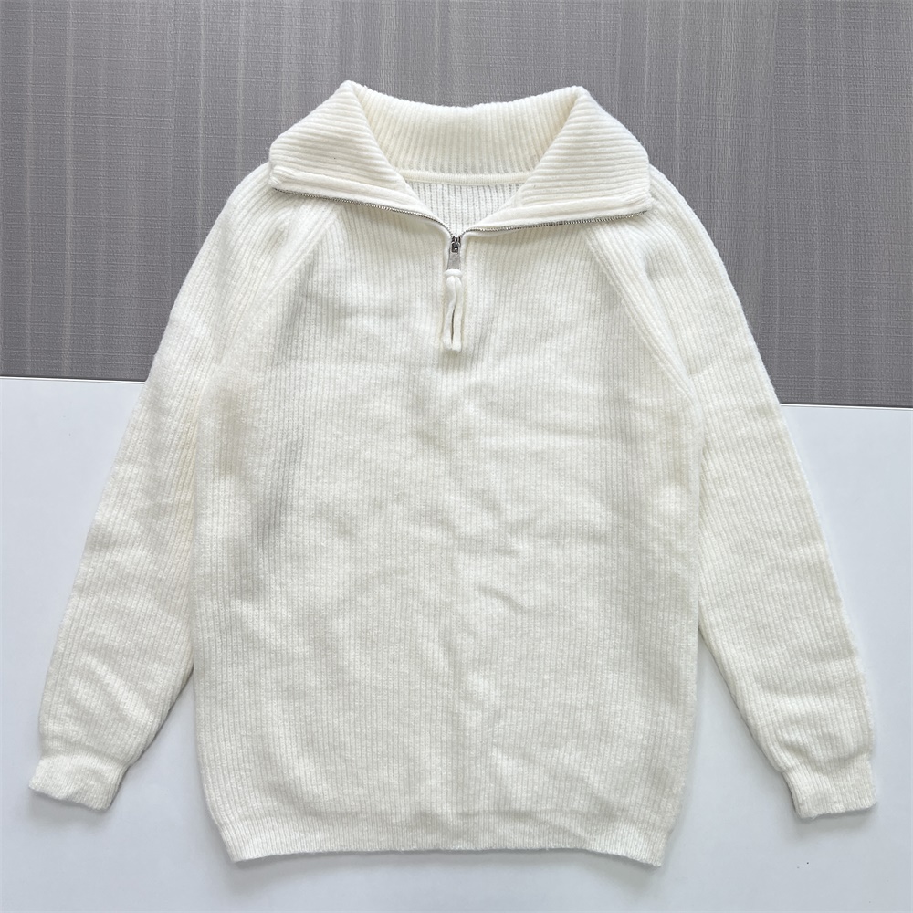 Женский свитер поло из трикотажа в рубчик цвета слоновой кости с воротником-стойкой на молнии
