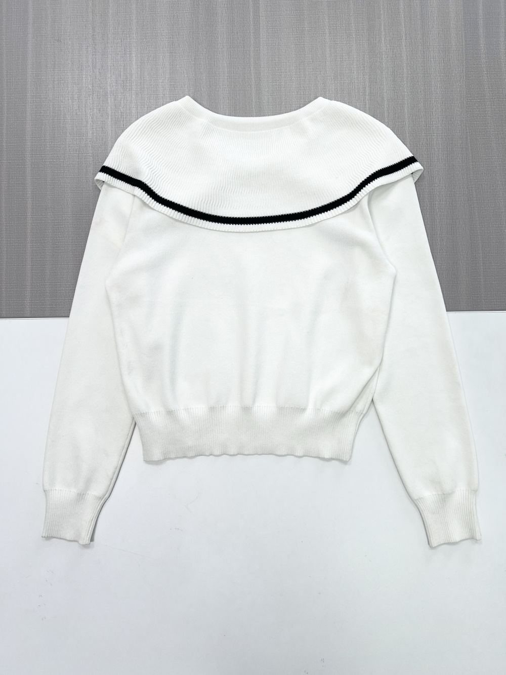 Женский вязаный свитер с белым матросским воротником и черной контрастной отделкой
