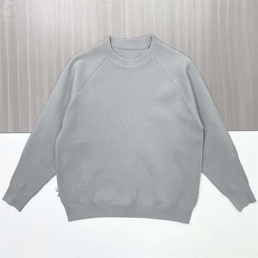 Женский светло-серый свитер трикотажной вязки в рубчик (круглый вырез горловины, объемный рукав реглан)