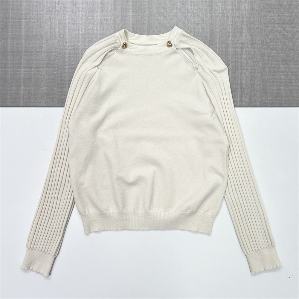 Женский вязаный свитер цвета слоновой кости (круглый вырез, вырезы на плечах с металлическими вставками)