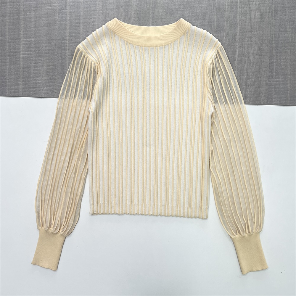 Женский вязаный свитер кремового цвета в прозрачную полоску (круглый вырез горловины, пышные рукава)