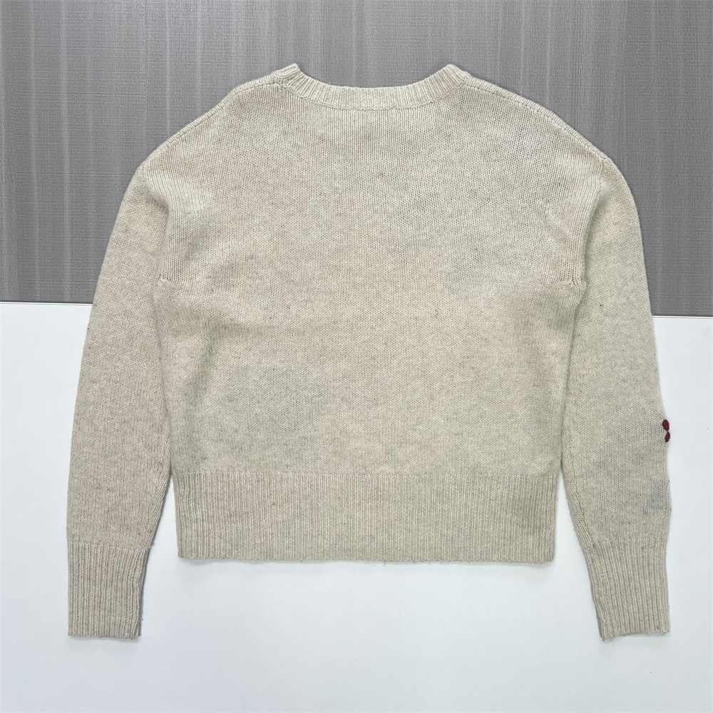 Женский бежевый вязаный свитер с цветочной вышивкой (фиолетово-красный мотив)