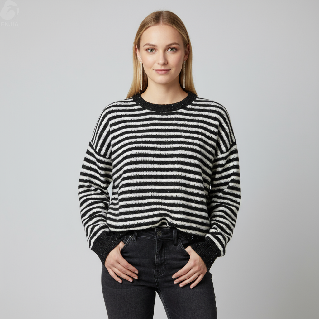 Женский вязаный свитер в черно-белую полоску (блестящие детали, укороченный крой)