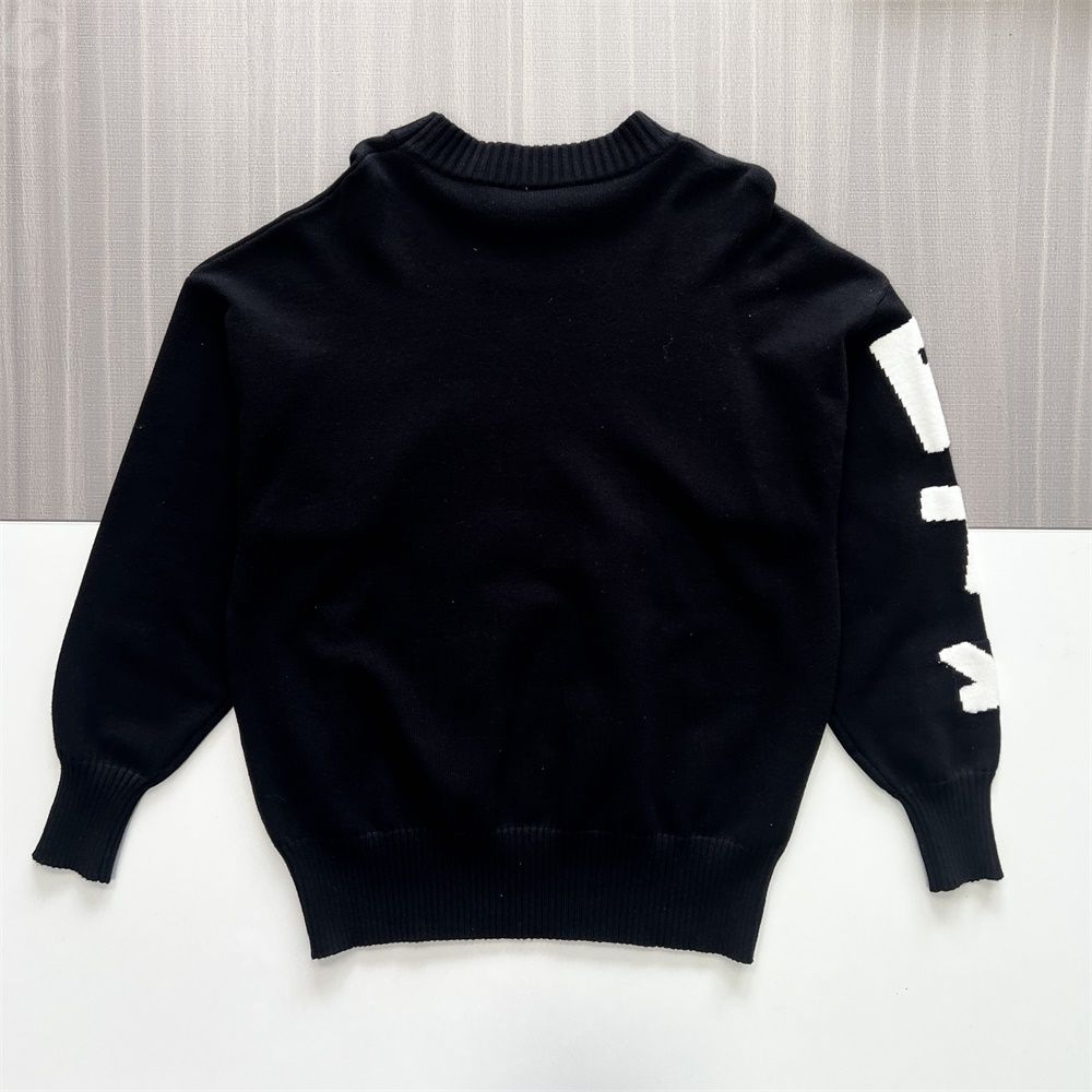 Женский черный вязаный свитер с графическим рисунком (круглый вырез горловины, яркие белые надписи)