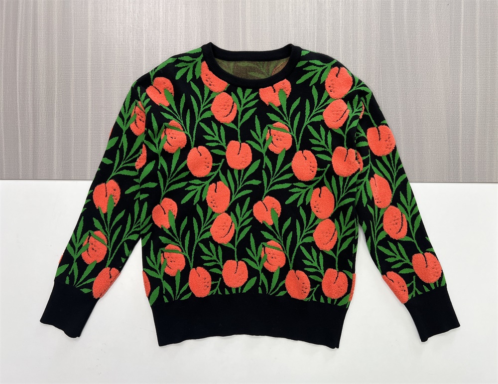 Женский вязаный свитер черного цвета с цветочным узором (кораллово-зеленый ботанический узор)