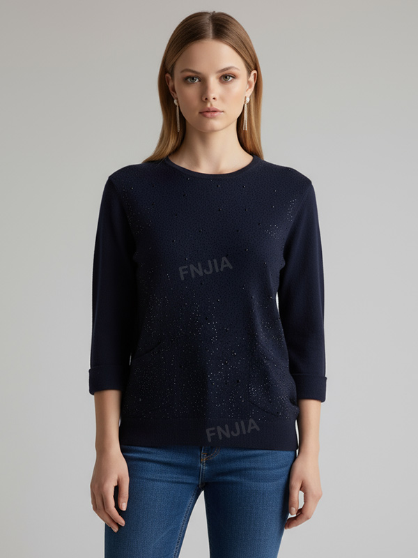 Женский вязаный свитер темно-синего цвета, украшенный блестками (круглый вырез, рукав 3/4 и накладные карманы)