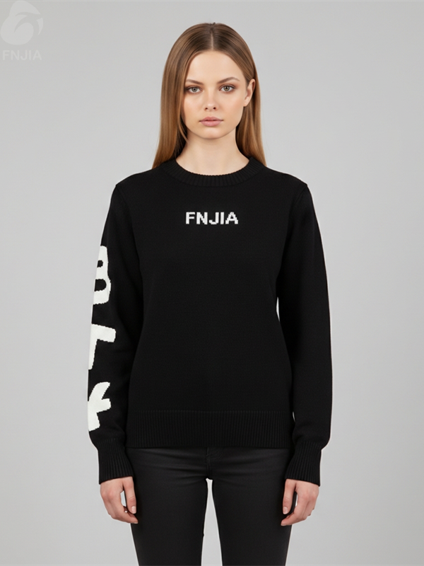 Женский черный вязаный свитер с графическим рисунком (круглый вырез горловины, яркие белые надписи)