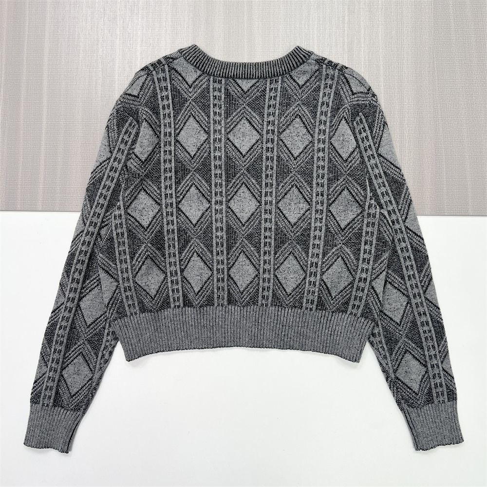 Женский укороченный вязаный свитер с V-образным вырезом и серо-черными ромбами