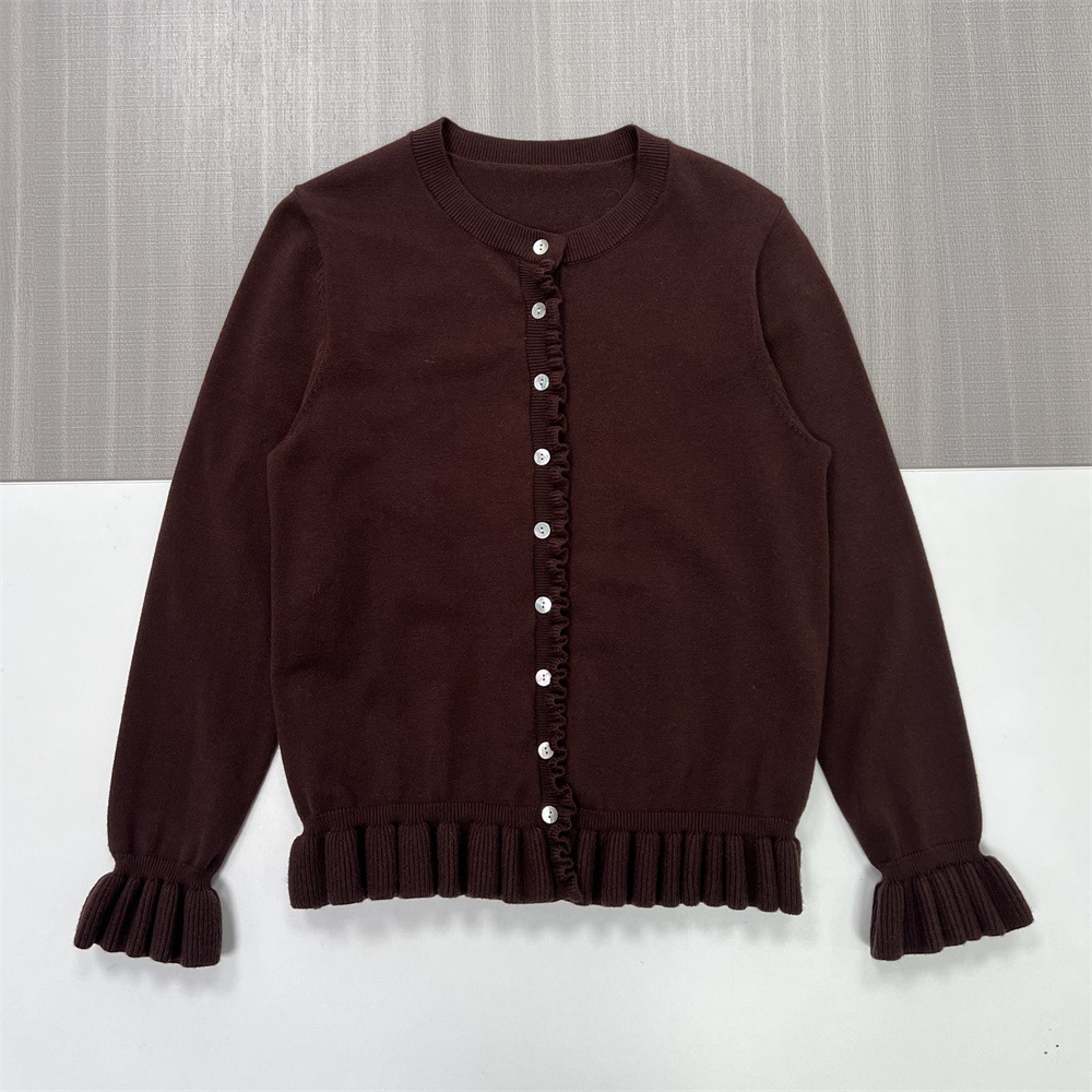 Женский бордовый вязаный кардиган с оборками (круглый вырез горловины, пуговицы спереди и низ/рукава с оборками)
