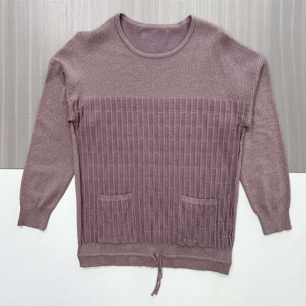 Женский свитер фактурной вязки сиреневого цвета (круглый вырез горловины, накладные карманы и низ на завязках)