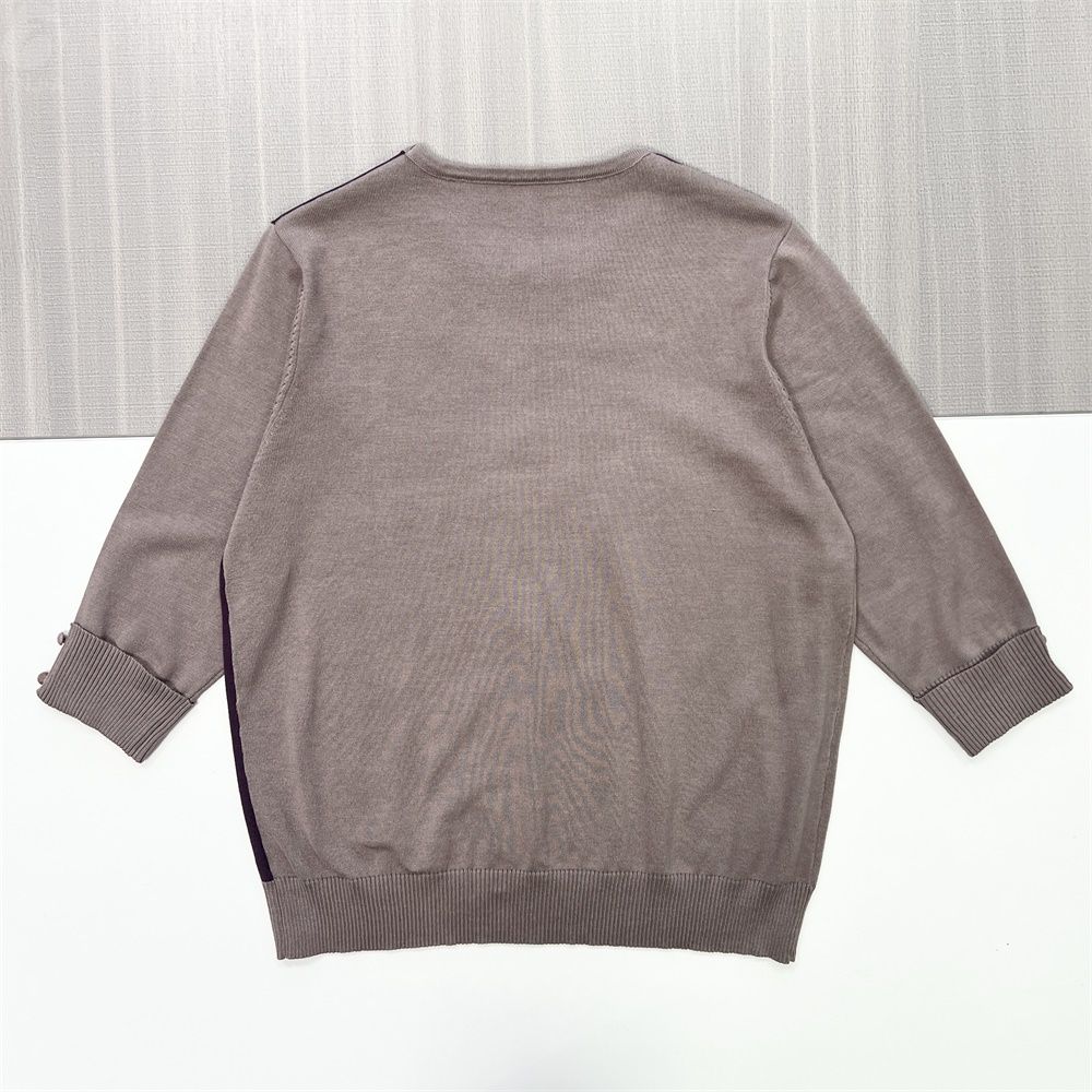 Женский вязаный свитер серо-коричневого и сливового цветов с сердечками (круглый вырез горловины, рукав 3/4 с манжетой на пуговицах)