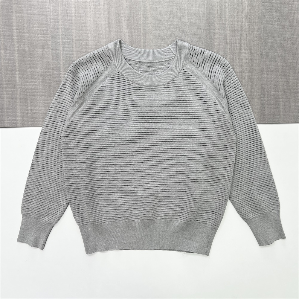 Женский серый свитер ажурной вязки с круглым вырезом горловины (текстурированный сетчатый узор)