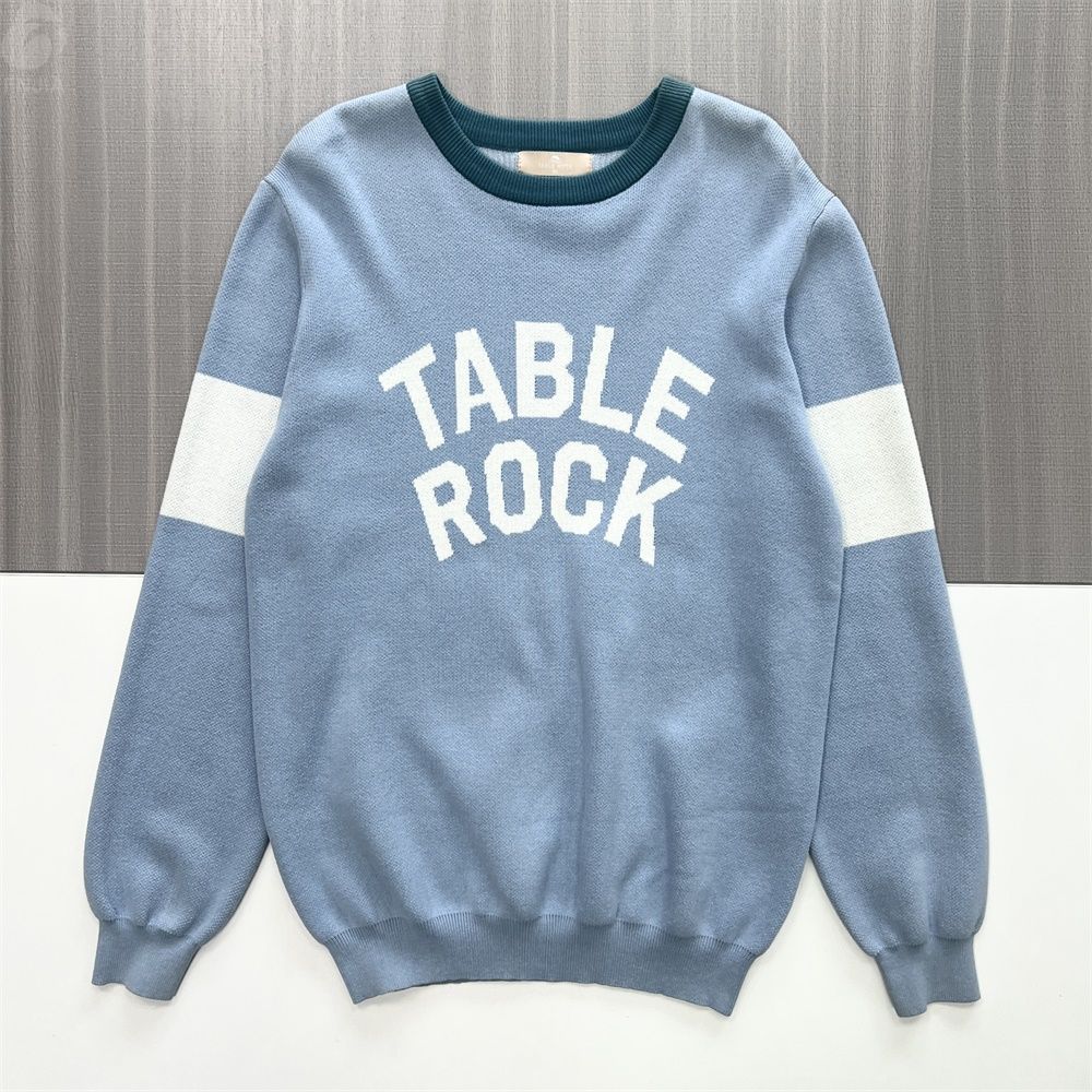 Женский светло-голубой свитер университетской вязки с графическим рисунком (круглый вырез горловины, рукава в контрастную полоску)